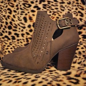 Daisy Fuentes 6.5 Mushroom women/ Juniors Booties